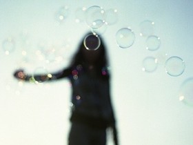 情感美文:爱会穿越欢乐或悲伤