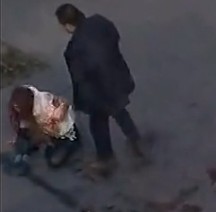 [猎奇]实拍妙龄女子当街被刺20多刀，惨绝人寰