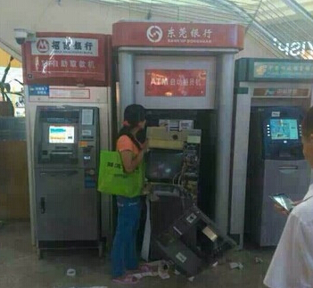 女子怒拆ATM
